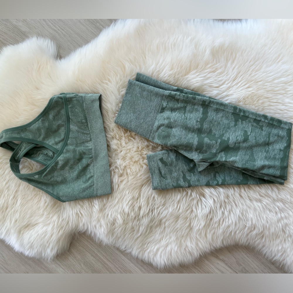 Green camo seamless leggings and bra set